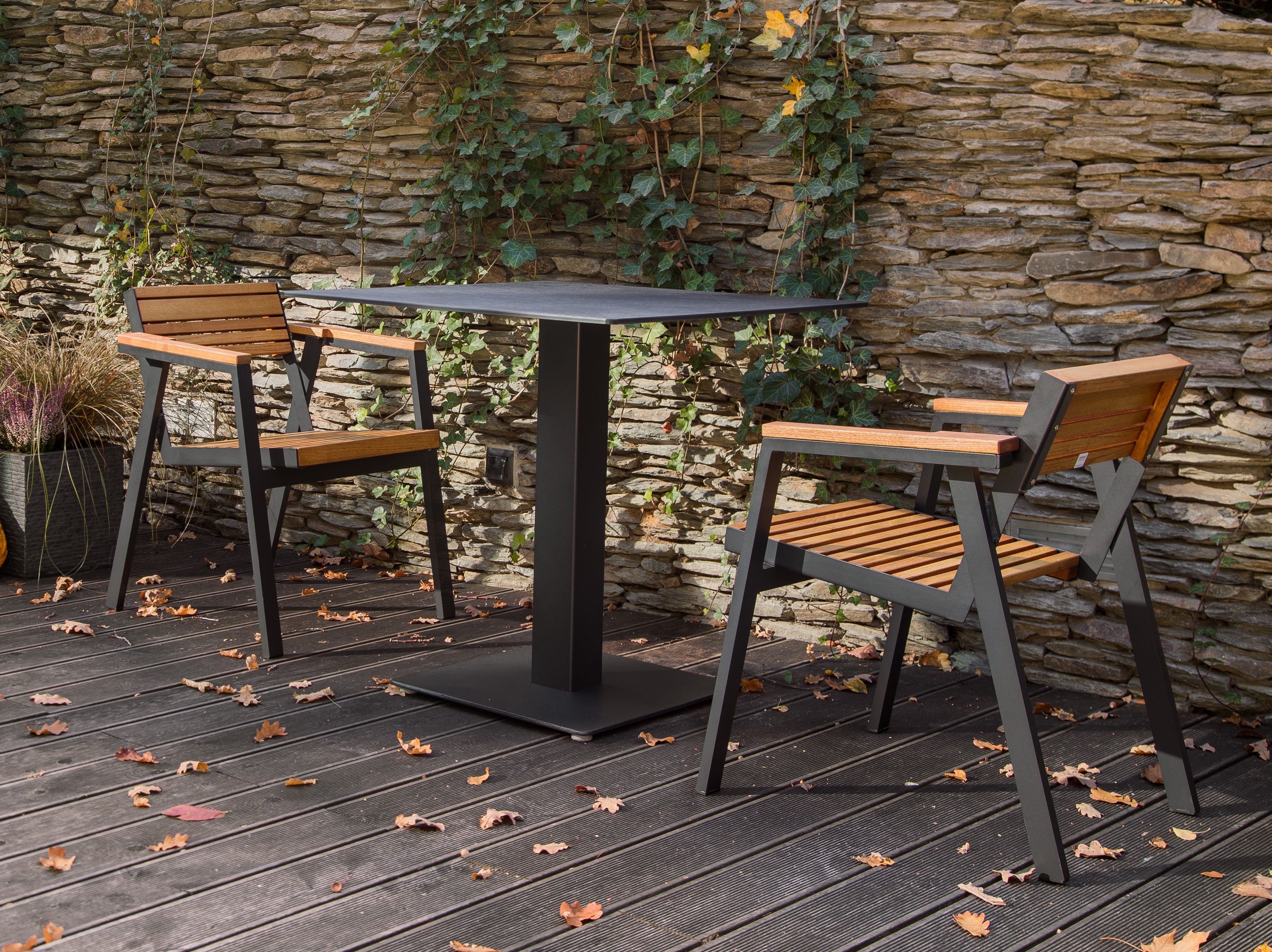 Collection BEERISSIMO - die perfekte Kombination von Robinienholz und Stahl für Garten und Gastronomie