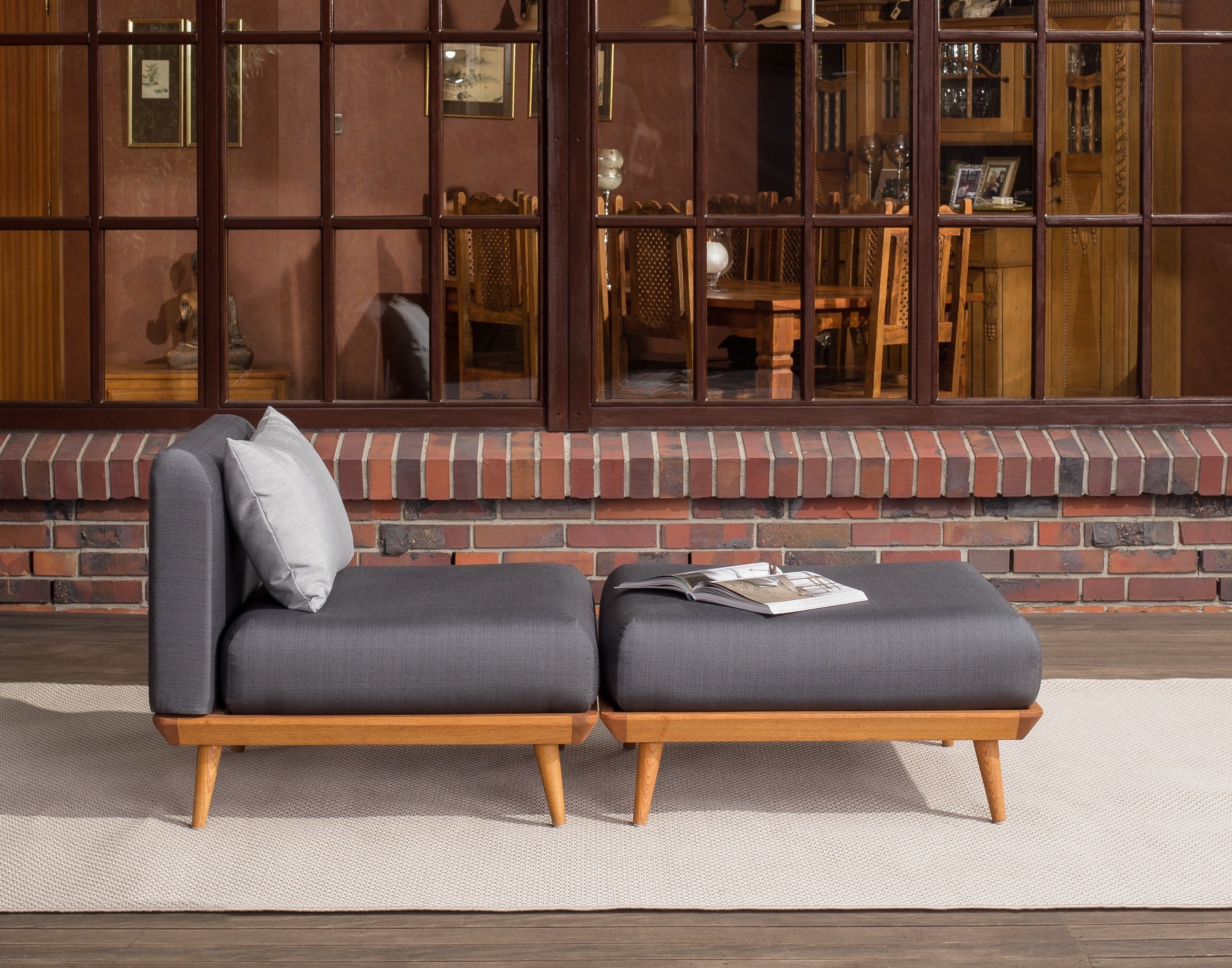Loungeschemel NOURD aus Robinienholz (Akazie)