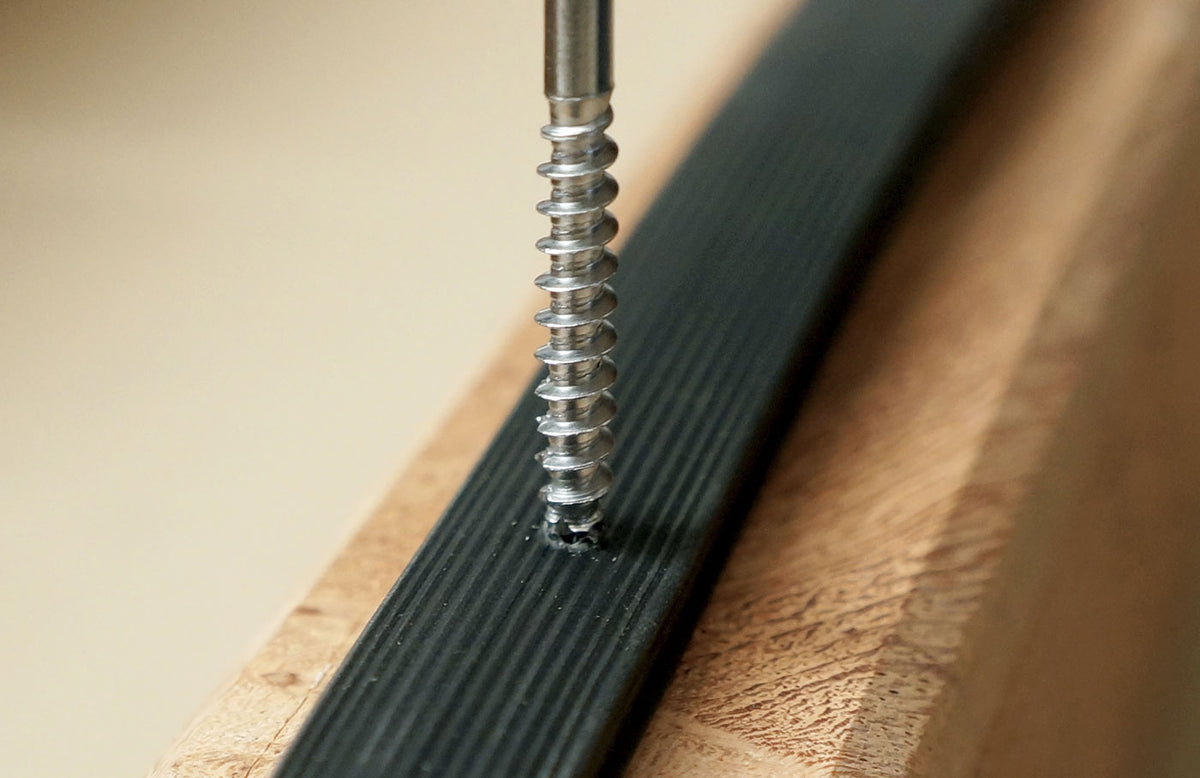Distanzprofil GUMO D 15 x 6 mm – Hinterlüftung zwischen Diele und Unterkonstruktion, Rolle 10 m – FixingGroup