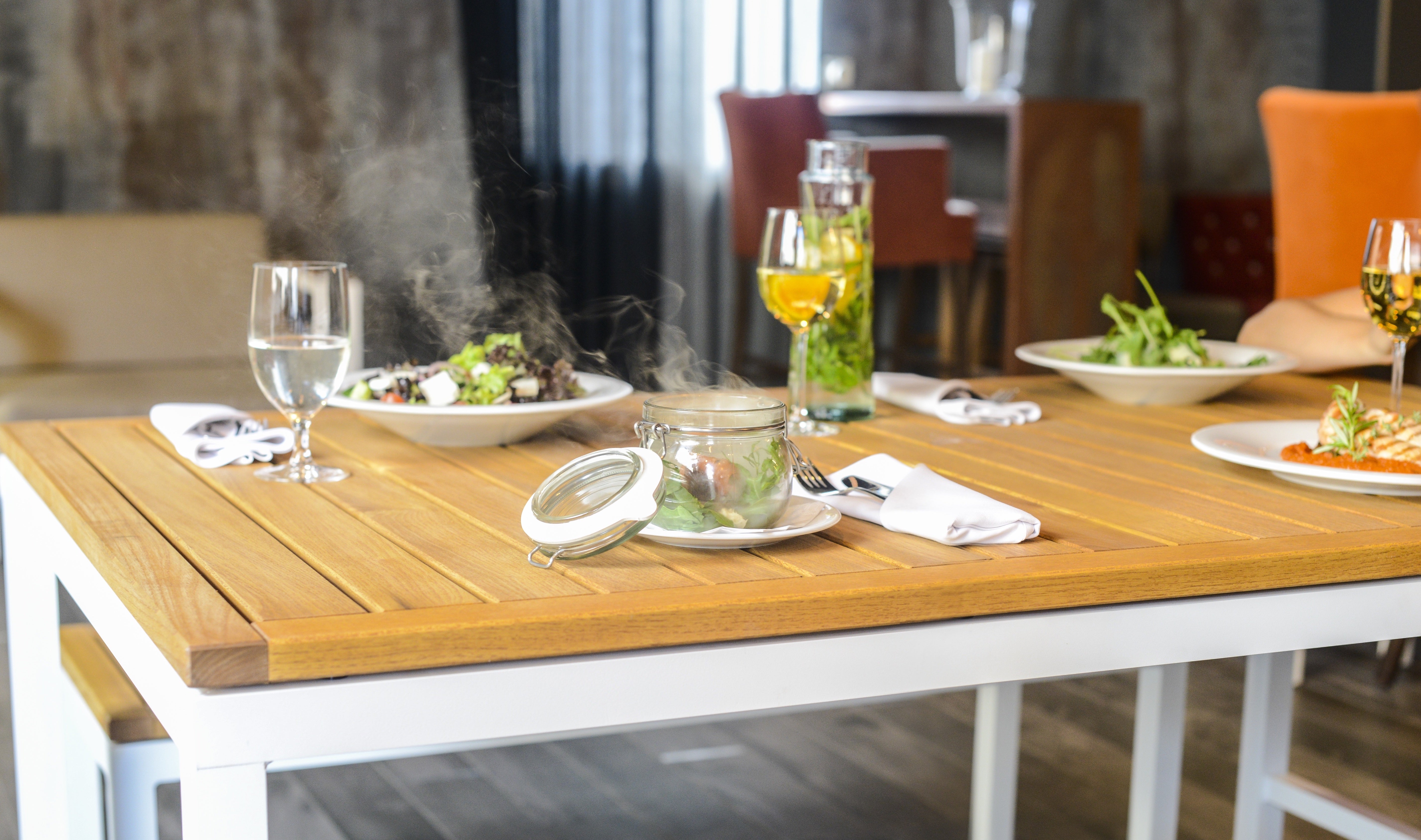 Tisch GIANT LOW 200 x 90 cm aus Aluminium mit Robinienholz (Akazie)