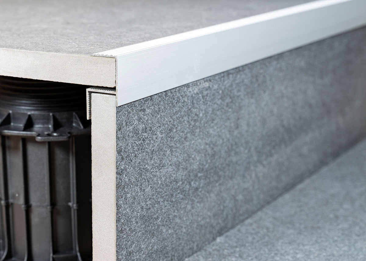 Rand-Abschlussprofil RELO RA, Aluminium, 2000 mm – sauberer Terrassenrand – FixingGroup
