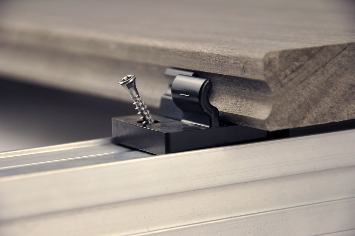 Terrassenverbinder TENI – für Dielen mit Hohlkehle, mit Dielentausch-Funktion – FixingGroup