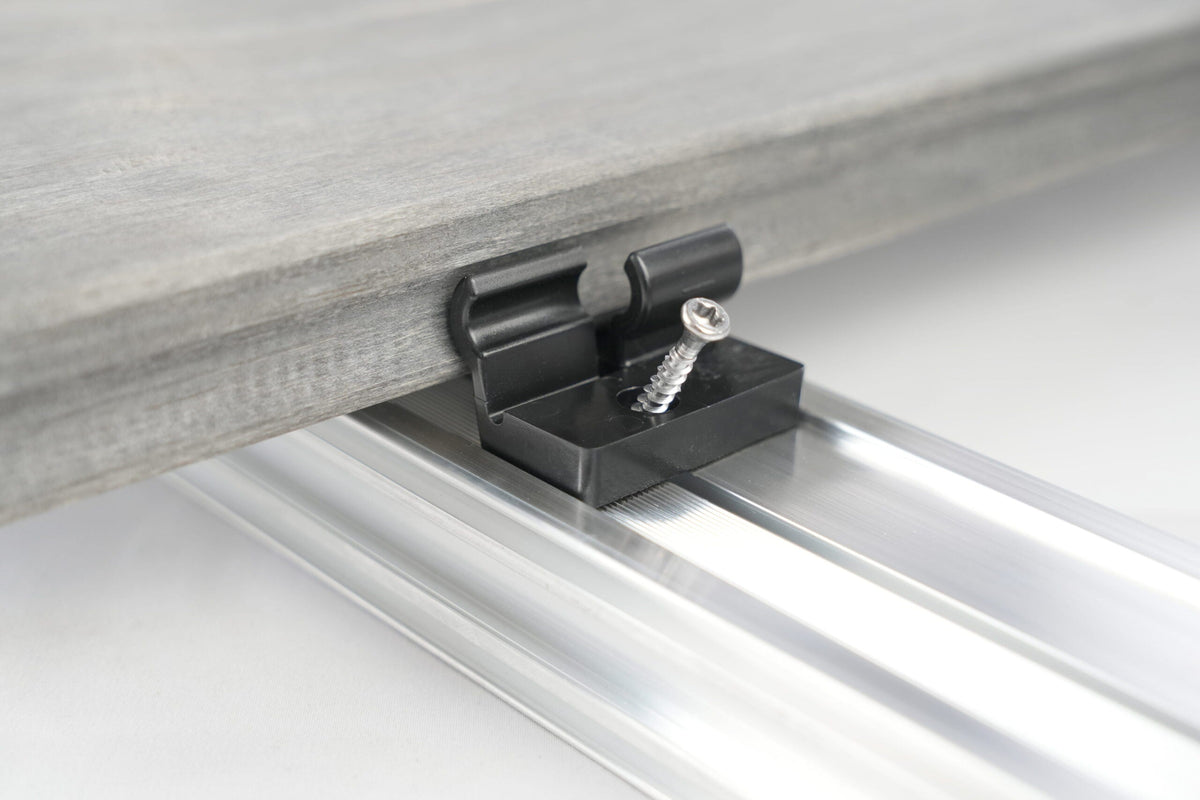 Terrassenverbinder TENI – für Dielen mit Hohlkehle, mit Dielentausch-Funktion – FixingGroup
